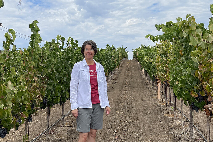 mindy-at-vogelzang-vineyard-1000