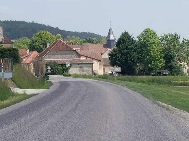Entering Buxieres-sur-Arce.jpg